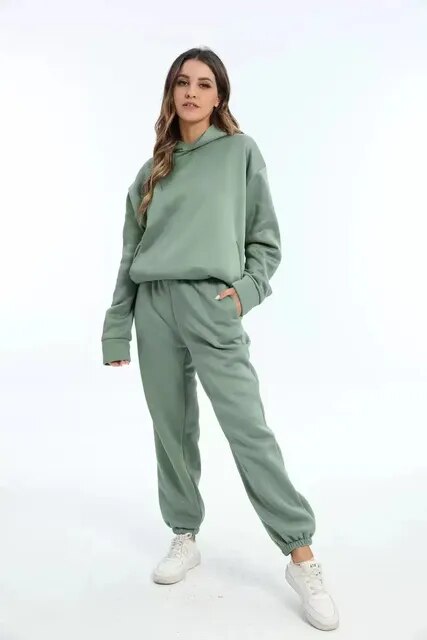 Loungewearsæt til damer med hættetrøje og sweatpants i afslappet pasform