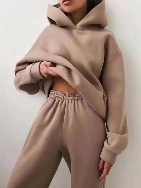 Loungewearsæt til damer med hættetrøje og sweatpants i afslappet pasform