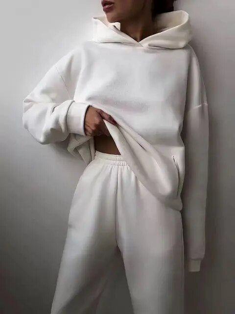 Loungewearsæt til damer med hættetrøje og sweatpants i afslappet pasform