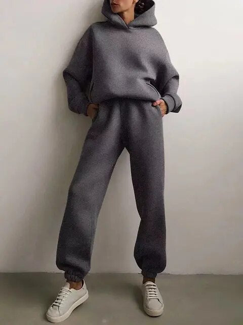 Loungewearsæt til damer med hættetrøje og sweatpants i afslappet pasform