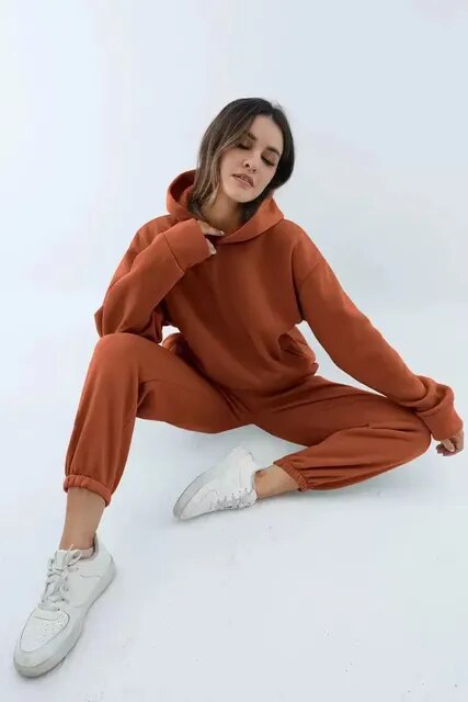 Loungewearsæt til damer med hættetrøje og sweatpants i afslappet pasform