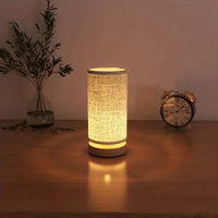 Minimalistisk natlampe i træ med blødt, varmt lys