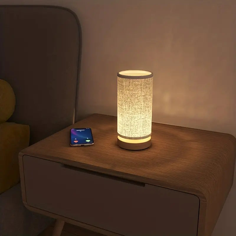 Minimalistisk natlampe i træ med blødt, varmt lys