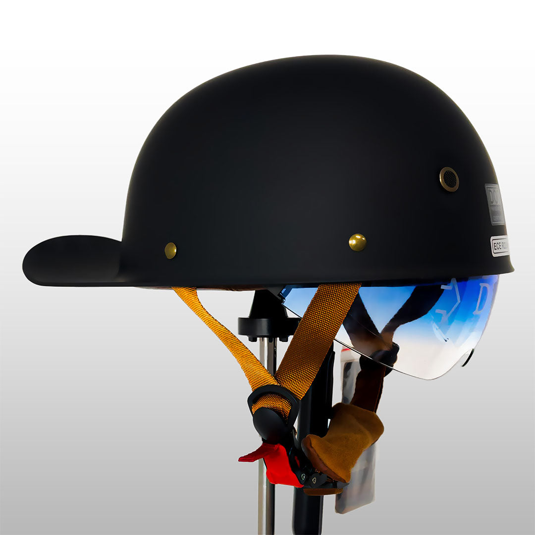 Motorcykelhjelm i baseballkasket-stil