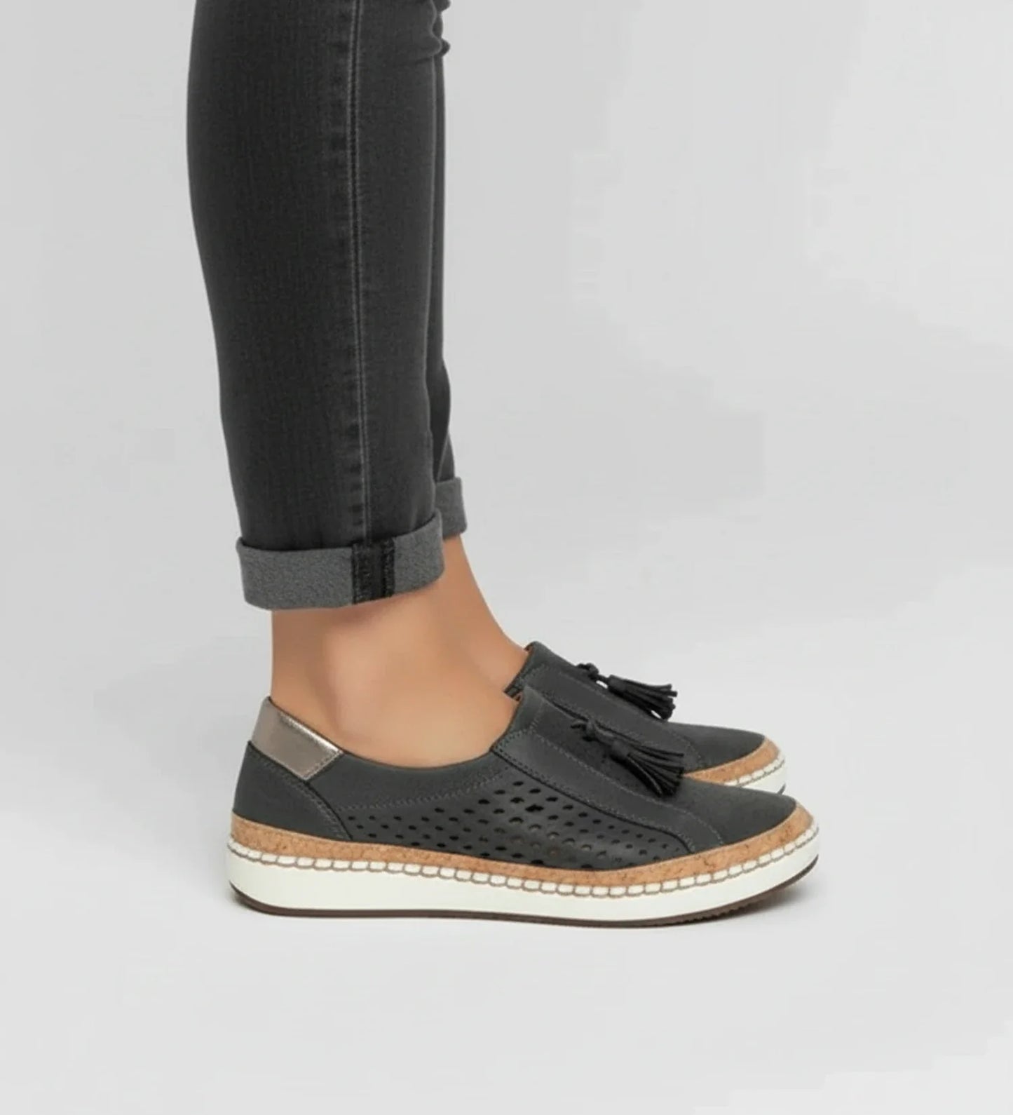 Perforerede slip-on loafer-sneakers med kvast til kvinder
