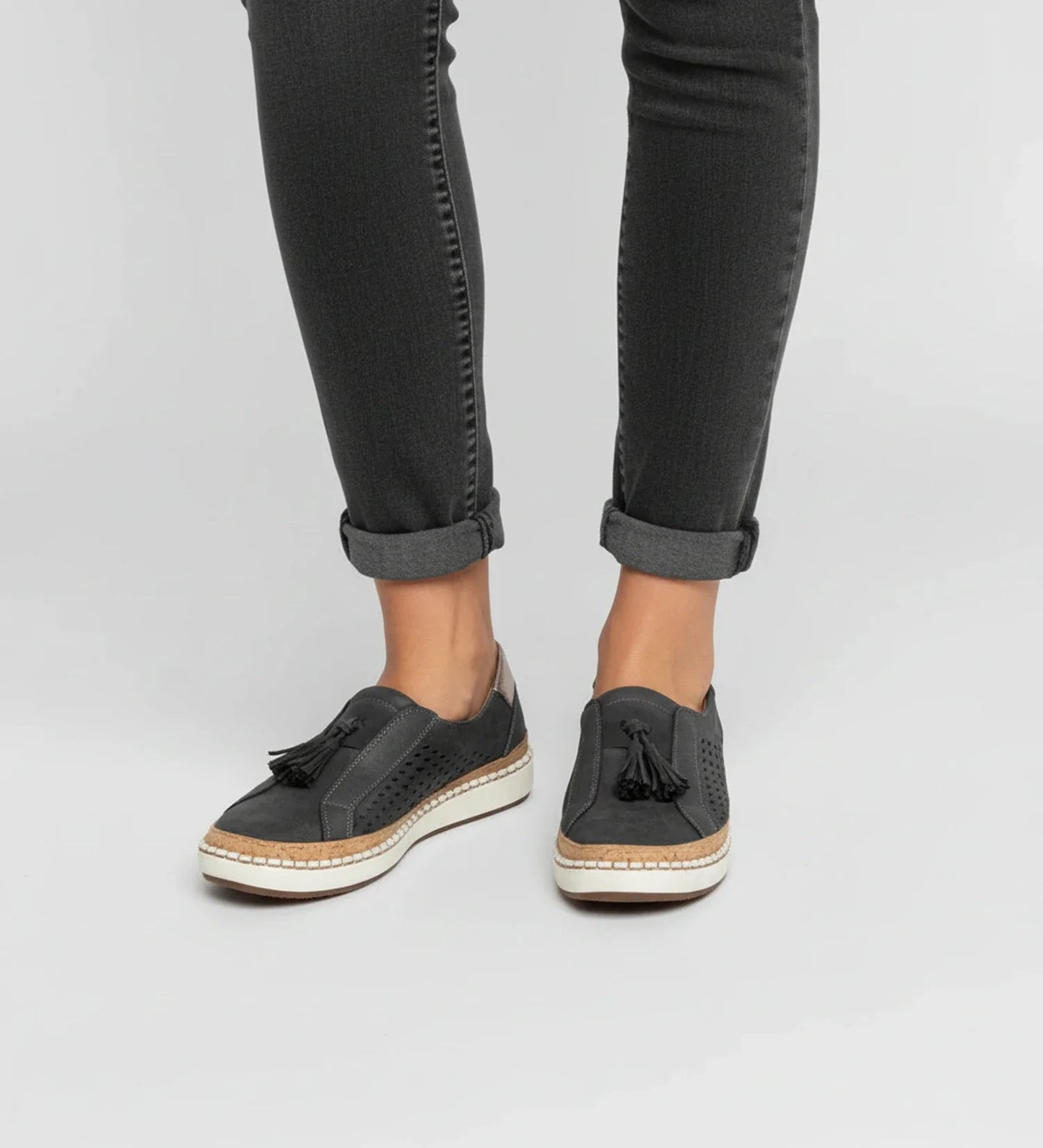Perforerede slip-on loafer-sneakers med kvast til kvinder