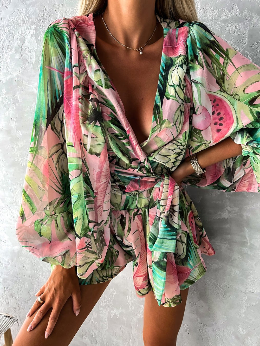 Playsuit med tropisk print i sommerstil