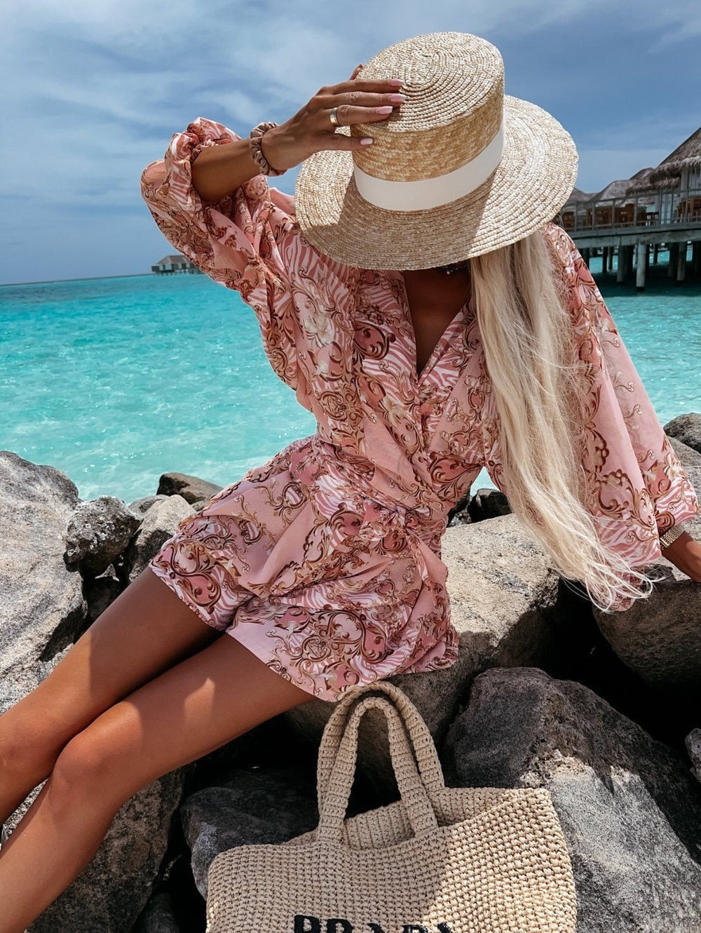 Playsuit med tropisk print i sommerstil
