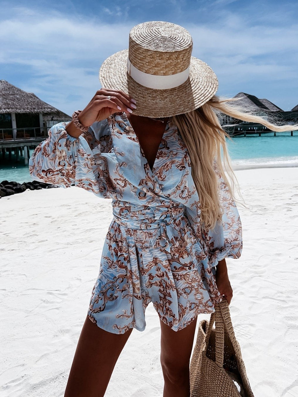 Playsuit med tropisk print i sommerstil