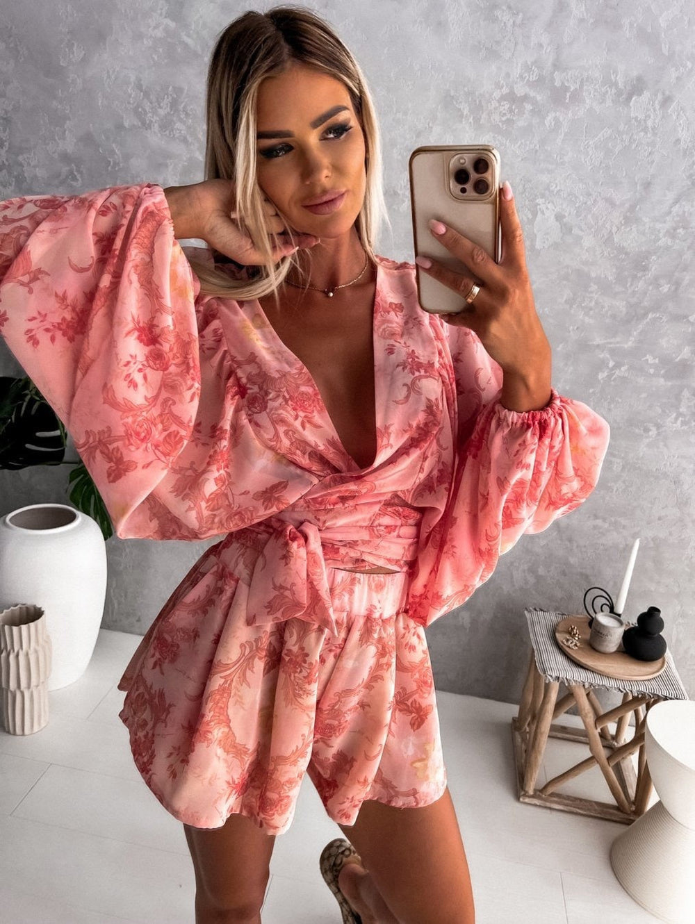 Playsuit med tropisk print i sommerstil