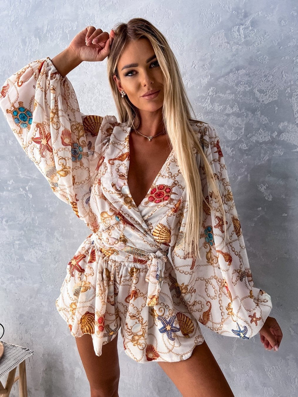 Playsuit med tropisk print i sommerstil