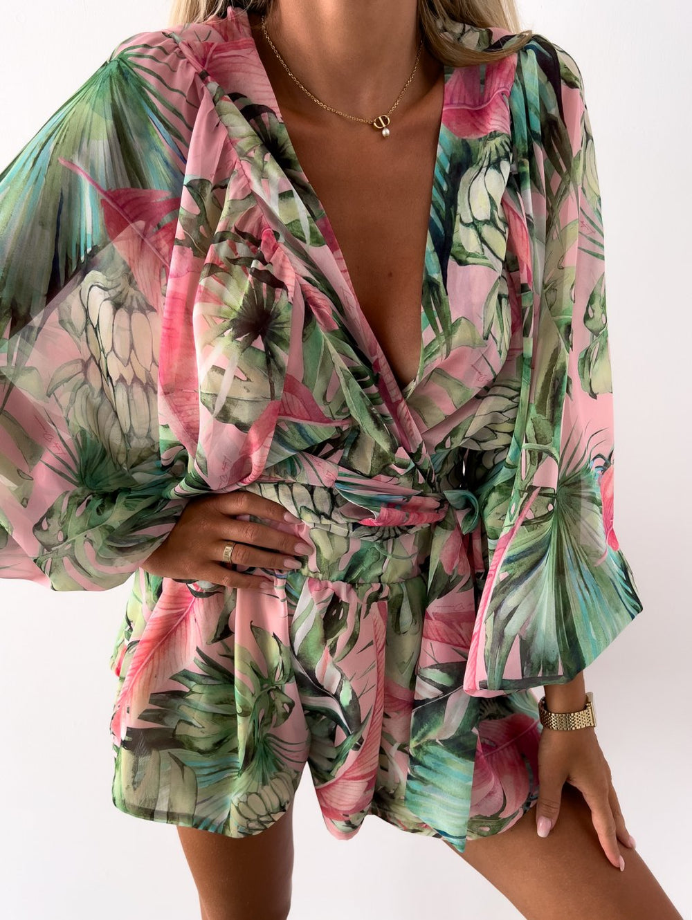 Playsuit med tropisk print i sommerstil