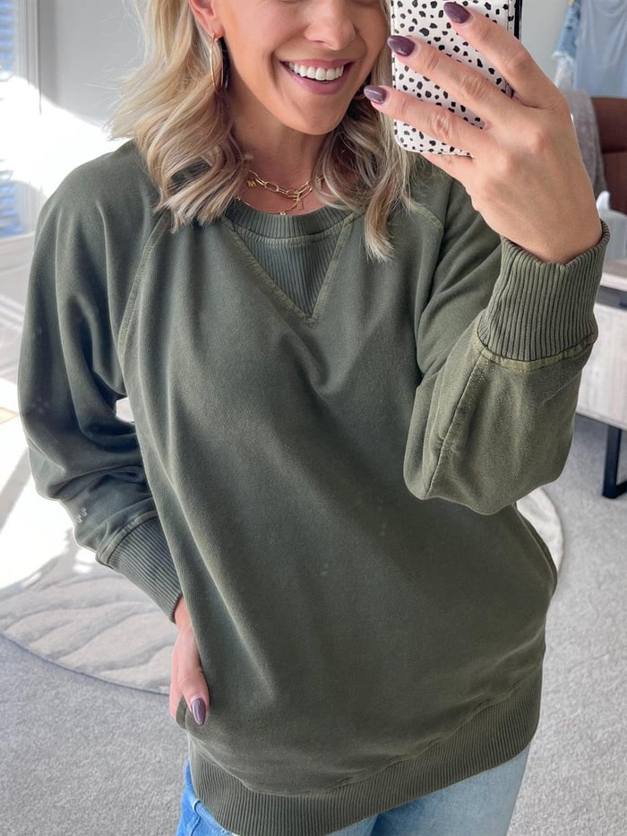 Pullover med ribdetaljer og lommer