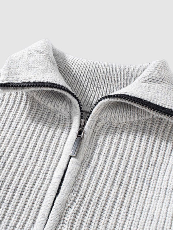 Ribstrikket herresweater med kort lynlås