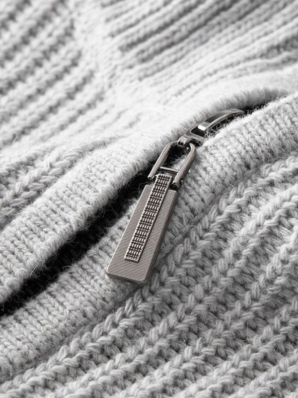 Ribstrikket herresweater med kort lynlås