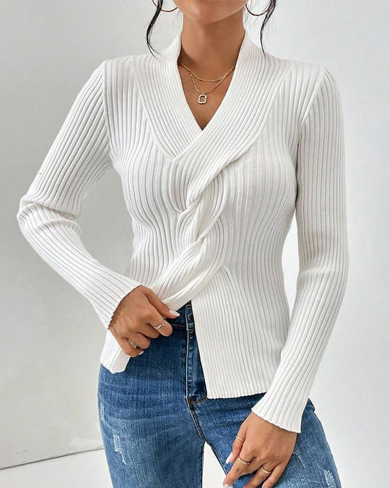 Ribstrikket V-hals sweater med twist foran til damer