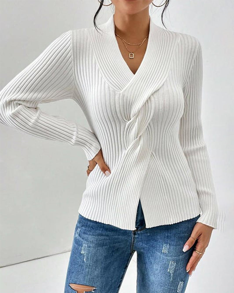 Ribstrikket V-hals sweater med twist foran til damer