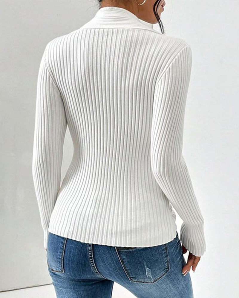 Ribstrikket V-hals sweater med twist foran til damer