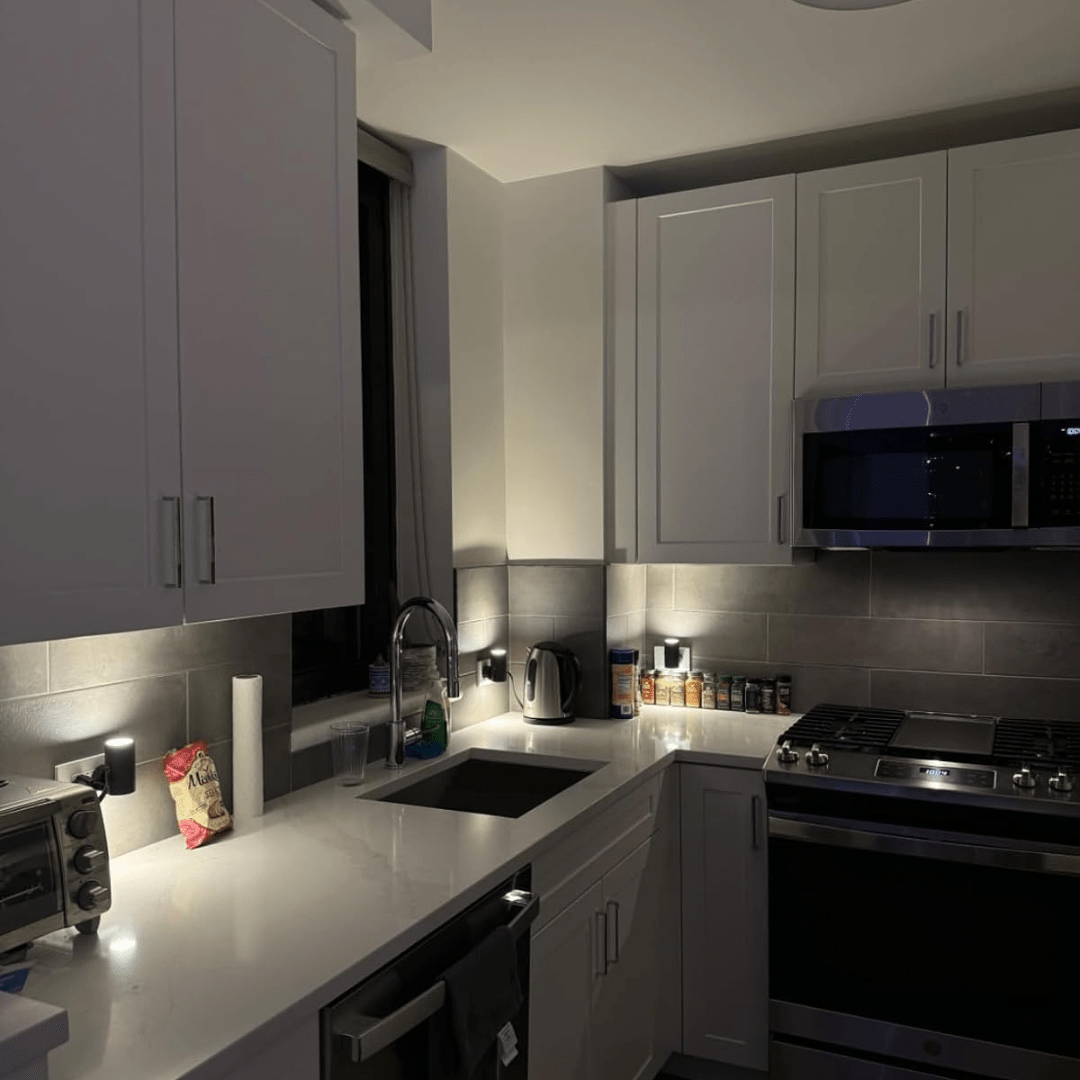 Smart LED-lampe med automatisk sensor