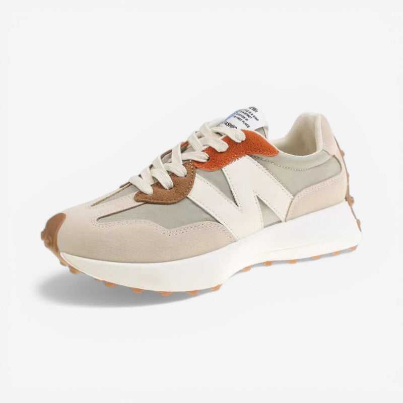 Sneakers med snørebånd, spids tå og skridsikker sål