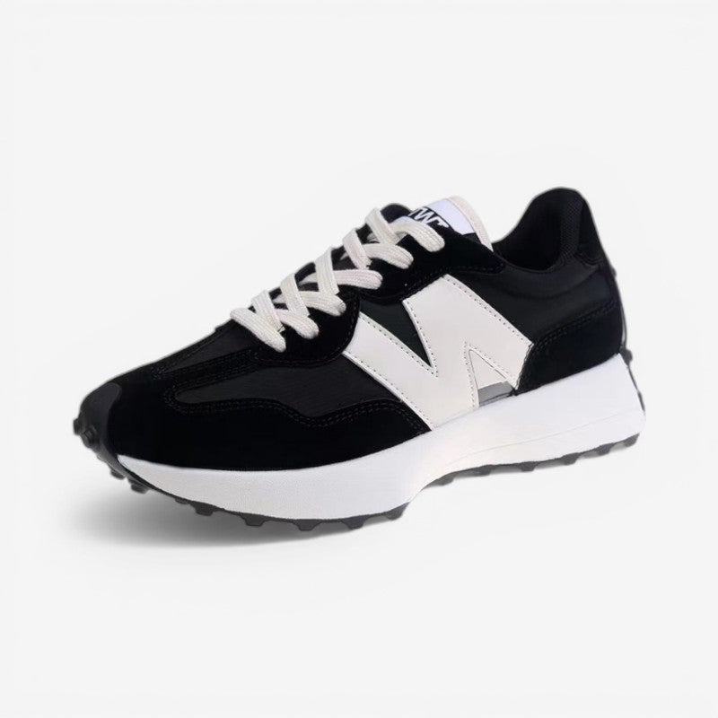 Sneakers med snørebånd, spids tå og skridsikker sål