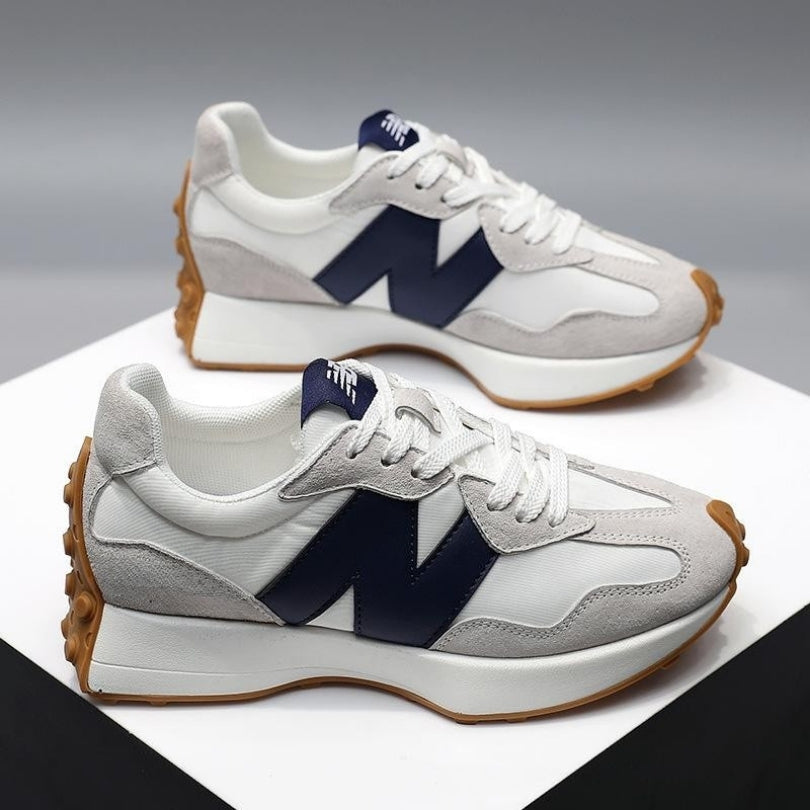 Sneakers med snørebånd, spids tå og skridsikker sål
