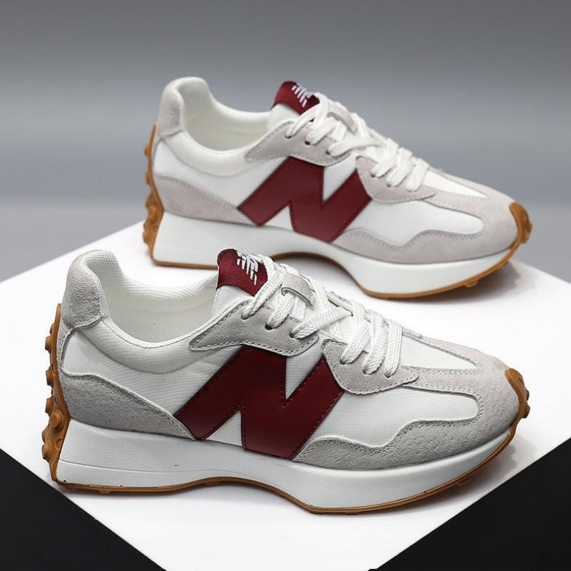 Sneakers med snørebånd, spids tå og skridsikker sål