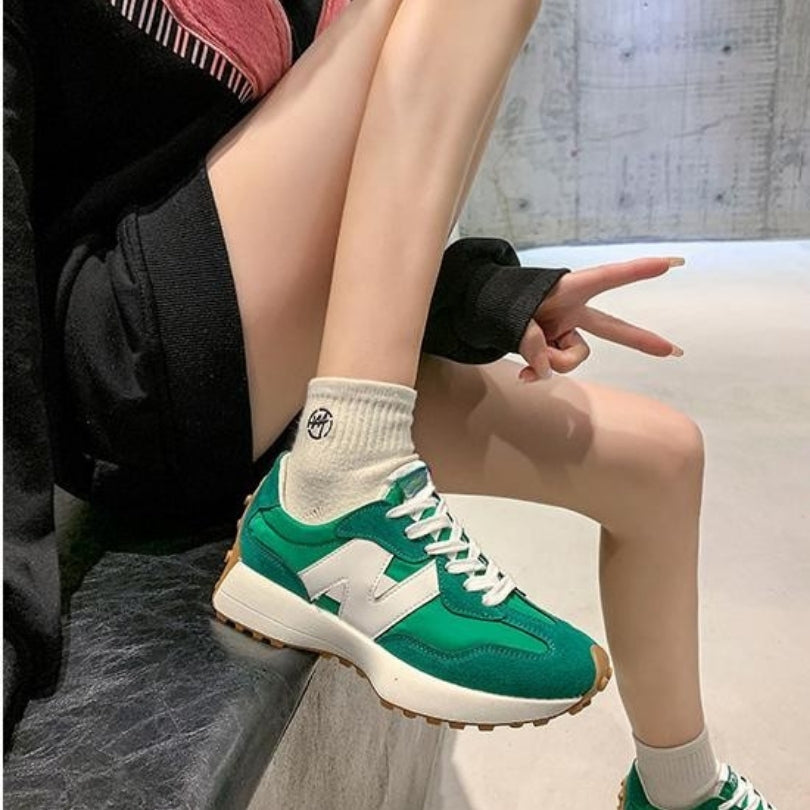 Sneakers med snørebånd, spids tå og skridsikker sål