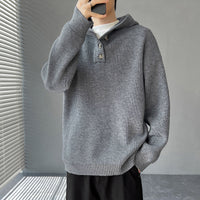 Strikket pullover til mænd med knapstolpe og hætte