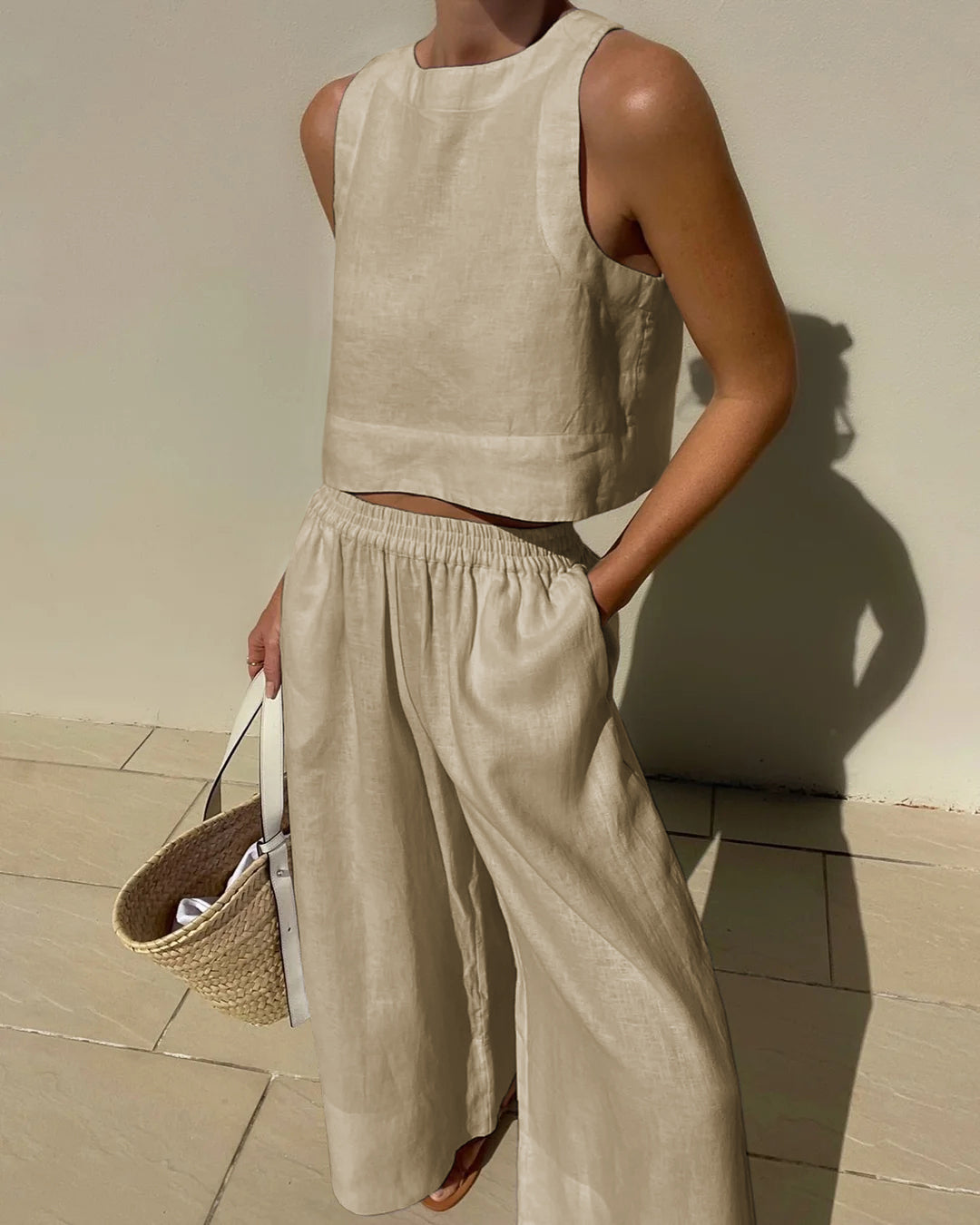 Todelt sæt til damer med ærmeløs cropped top og bukser med brede ben