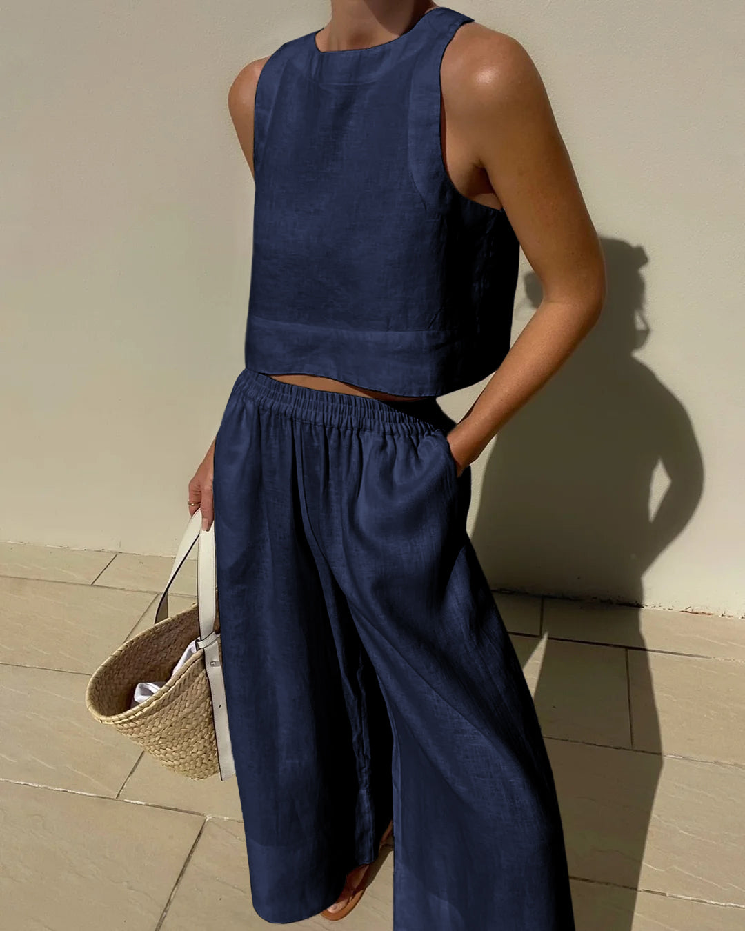 Todelt sæt til damer med ærmeløs cropped top og bukser med brede ben