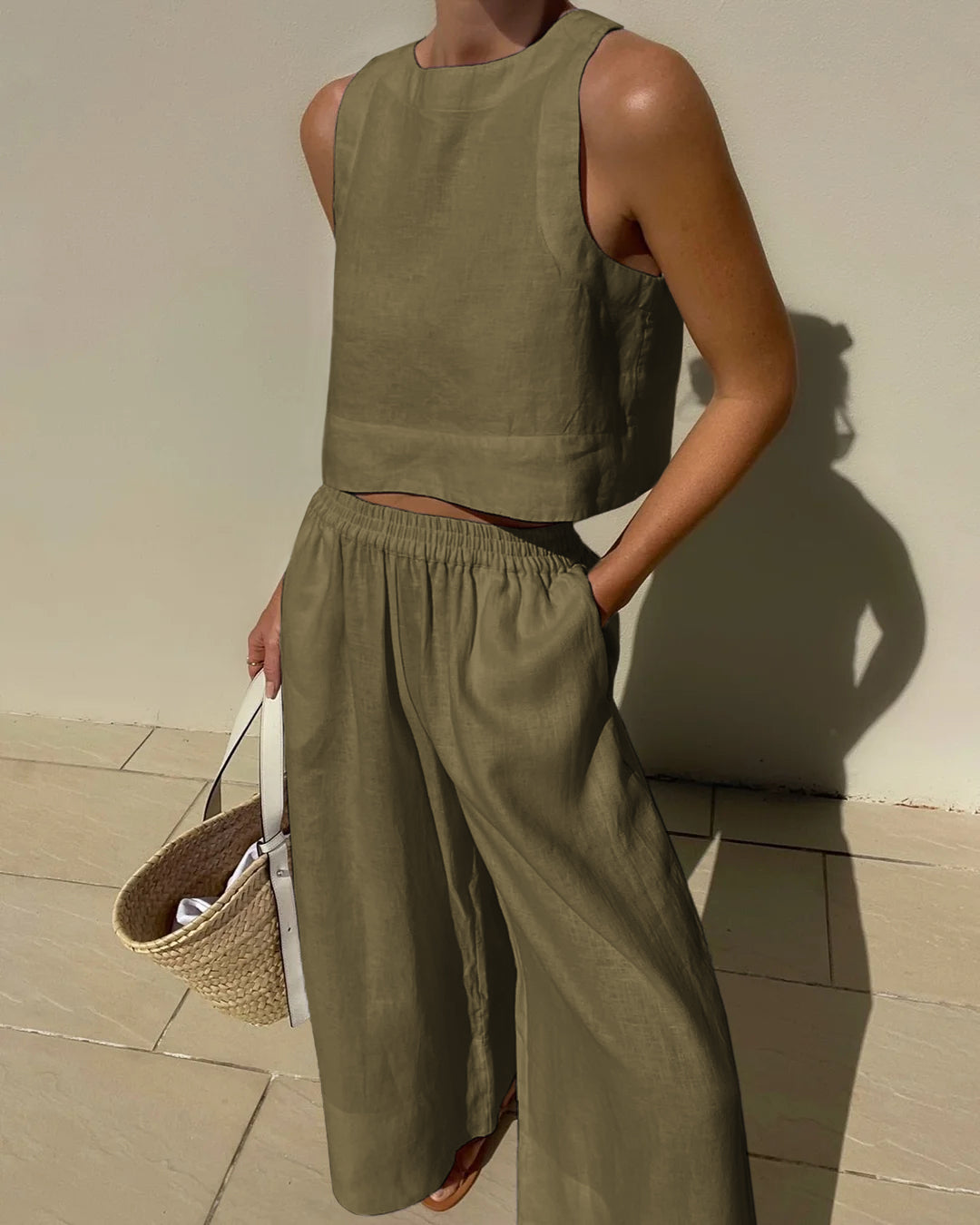 Todelt sæt til damer med ærmeløs cropped top og bukser med brede ben
