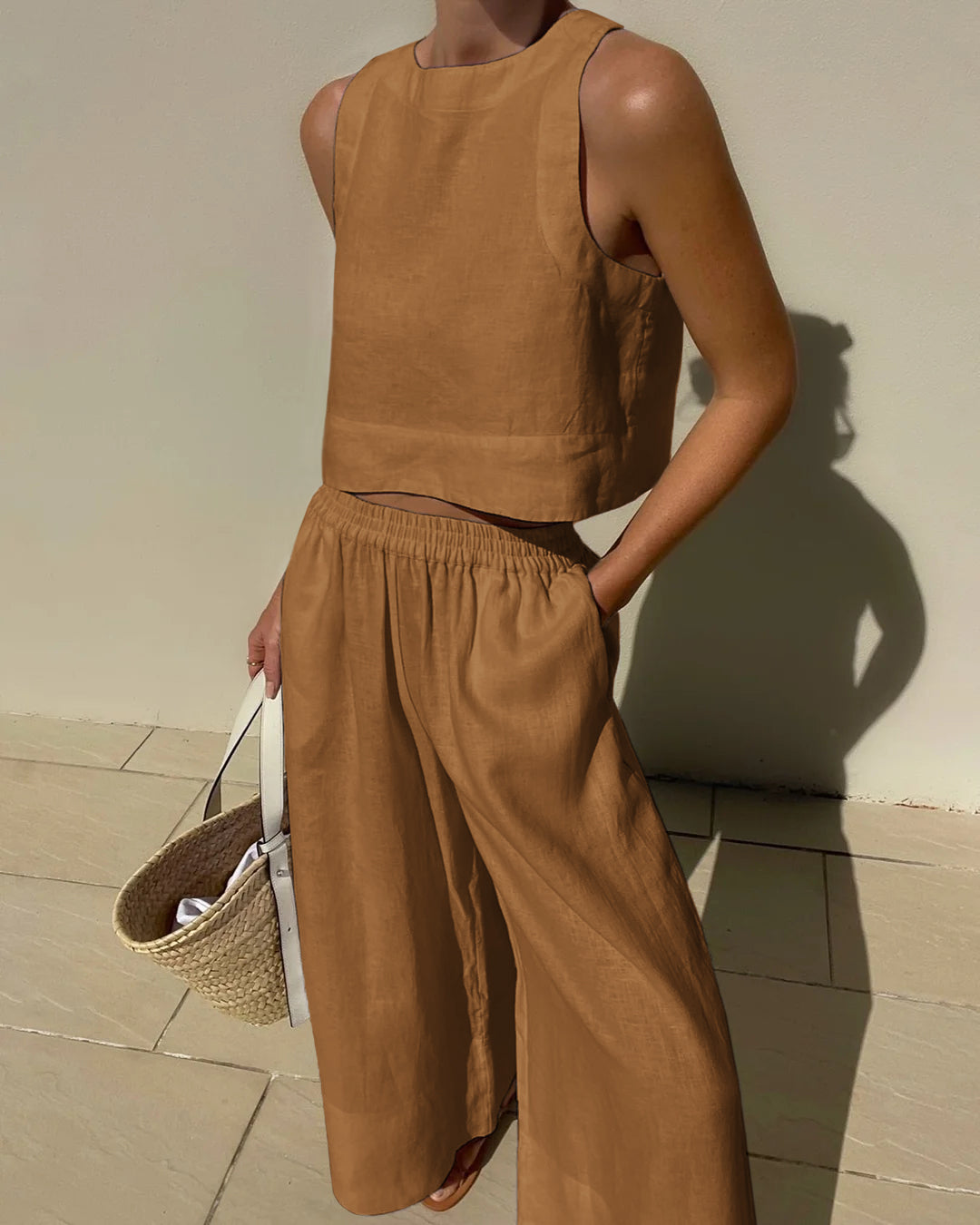 Todelt sæt til damer med ærmeløs cropped top og bukser med brede ben