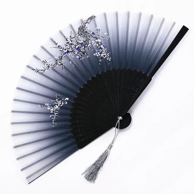 Traditionel blomstret håndvifte i japansk stil