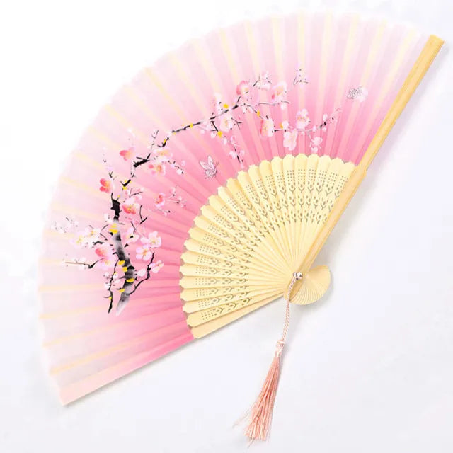 Traditionel blomstret håndvifte i japansk stil