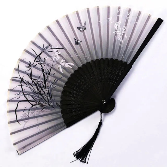 Traditionel blomstret håndvifte i japansk stil