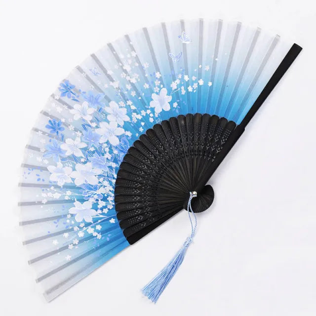 Traditionel blomstret håndvifte i japansk stil