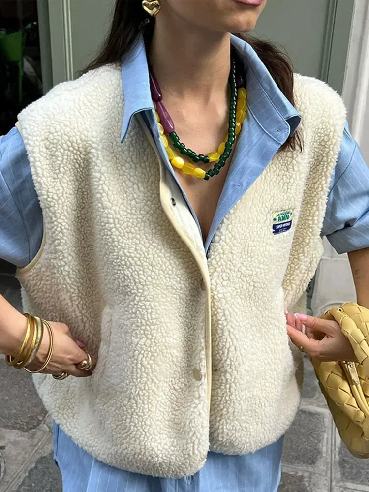 Trendy vest til damer med knapper