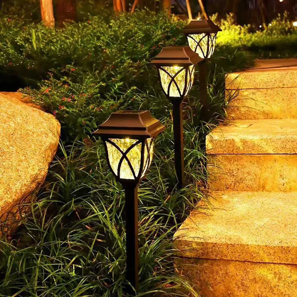 Udendørs LED-solcellelampe til have og sti med varmt lys