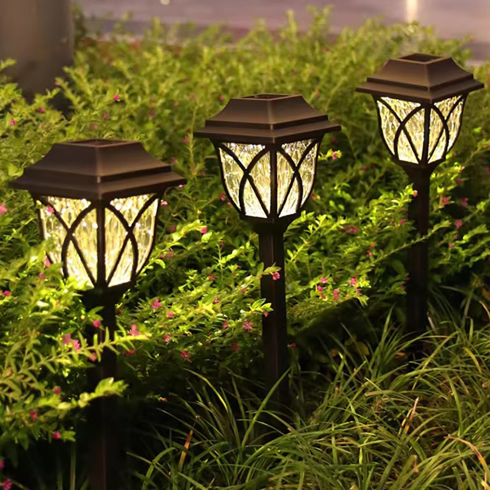 Udendørs LED-solcellelampe til have og sti med varmt lys